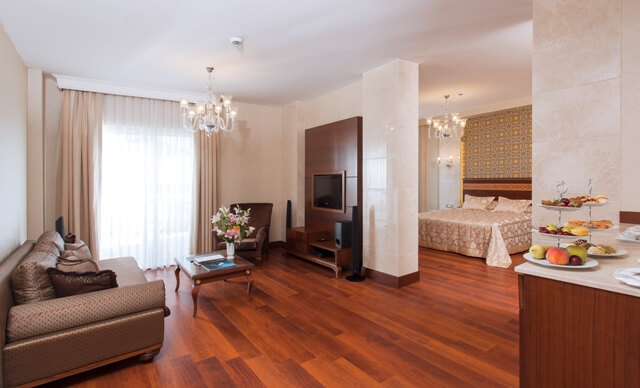 Superior Pool Suite 1