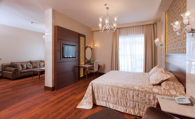 Superior Pool Suite 2